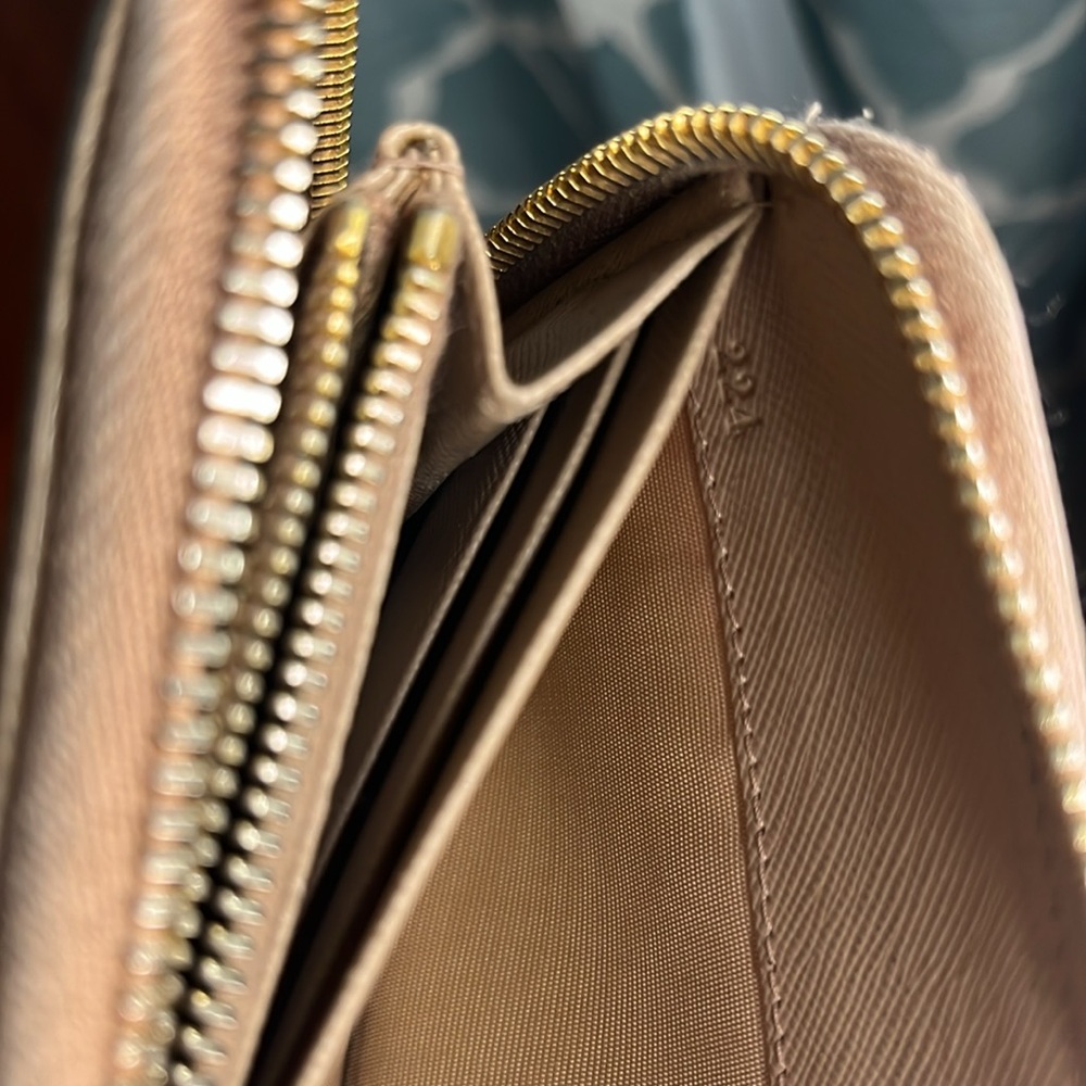 Project/rehab/fixer Prada beige Saffiano leather wallet with zipper. - Picture 11 of 16